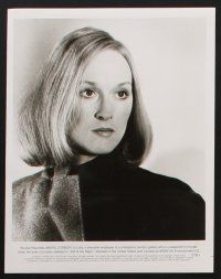 8k932 STILL OF THE NIGHT presskit '82 Roy Scheider, Meryl Streep, if looks could kill!