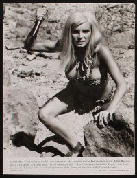 8k987 WHEN DINOSAURS RULED THE EARTH presskit '71 Hammer, sexy cavewoman Victoria Vetri!