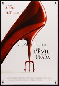 8z219 DEVIL WEARS PRADA style B DS 1sh '06 Meryl Streep & Anne Hathaway, cool shoe!