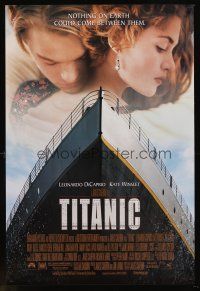 8z738 TITANIC 1sh '97 great romantic image of Leonardo DiCaprio & Kate Winslet, James Cameron