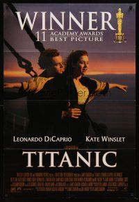 9c886 TITANIC style D int'l DS 1sh '97 great romantic image of Leonardo DiCaprio & Kate Winslet!