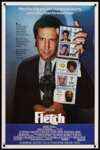 9k285 FLETCH advance 1sh '85 Michael Ritchie, wacky detective Chevy Chase has gun pulled on him!