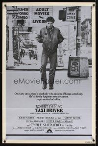 9k705 TAXI DRIVER int'l 1sh '76 classic c/u of Robert De Niro walking, Martin Scorsese!