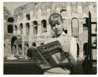 9r286 GIDGET GOES TO ROME candid 7x10 Italian still '63 Cindy Carol reading exhibitor magazine!