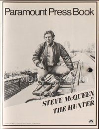 9s335 HUNTER pressbook '80 great image of bounty hunter Steve McQueen!