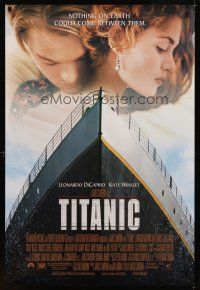 1g728 TITANIC DS 1sh '97 great romantic image of Leonardo DiCaprio & Kate Winslet, James Cameron