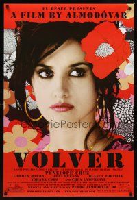 1g766 VOLVER DS 1sh '07 Pedro Almodovar, sexy Penelope Cruz surrounded by flowers!