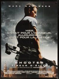 1k768 SHOOTER French 1p '07 cool close up of Mark Wahlberg with a really big gun!