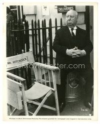 1m194 FRENZY candid 8x10 still '72 Alfred Hitchcock on set sitting on garbage can by his chair!