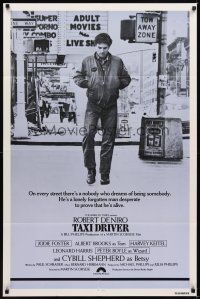 1r879 TAXI DRIVER int'l 1sh '76 classic c/u of Robert De Niro walking, Martin Scorsese!