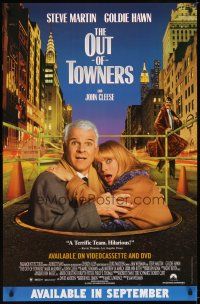 2c494 OUT-OF-TOWNERS video 1sh '99 wacky image of Steve Martin & Goldie Hawn in manhole!