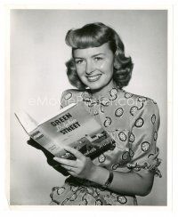 2g372 GREEN DOLPHIN STREET candid 8x10 still '47 pretty Donna Reed reading the source novel!