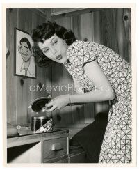 2g403 HUCKSTERS candid 8x10 still '47 beautiful Ava Gardner sneaking candy in dressing room!
