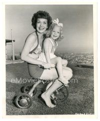 2g448 JANE WYMAN 8x10 news photo '44 playing w/ daughter Maureen Reagan on tricycle at home!