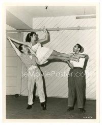2g520 LOVE IS BETTER THAN EVER candid 8x10 still '52 Larry Parks & Stanley Donen hold up Liz Taylor
