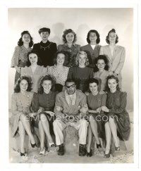 2g650 RAOUL WALSH 8x10 news photo '40 the great director posing with Baby Stars of 1940 by Fryer!