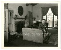 2g671 ROBERT YOUNG deluxe candid 8x10 still '30s sitting in his new home by Clarence Sinclair Bull!