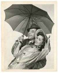 2g710 SINGIN' IN THE RAIN 8x10 still '52 best image of Gene Kelly & Debbie Reynolds with umbrella!