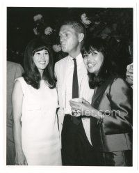 2g735 STEVE McQUEEN candid 8x10 still '66 standing w/ two girls at wrap party for The Sand Pebbles!