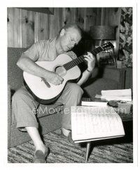 2g797 TRIBUTE TO A BAD MAN candid deluxe 8x10 still '56 intense James Cagney practices his guitar!
