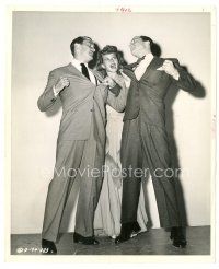 2s211 COVER GIRL candid 8x10 still '44 Bowman & Gene Kelly fight for Rita Hayworth between scenes!