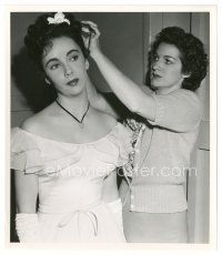 2s221 CYNTHIA candid 8x9.25 still '47 Elizabeth Taylor having her hair touched up before a scene!