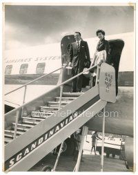 2s332 FRANK SINATRA/AVA GARDNER 8x10 news photo '50s disembarking SAS airplane by Palle Artler!