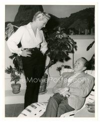 2s519 LATIN LOVERS candid 8x10 still '53 Lana Turner plays hostess to Jack Benny visiting the set!
