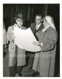 2s527 LIFE OF HER OWN candid 8x10 still '50 Lana Turner with George Cukor & wardrobe head on set!