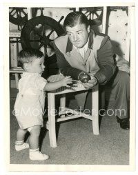 2s557 LOU COSTELLO 6.75x8.5 news photo '43 tragic image showing him with his deceased 1 year-old!