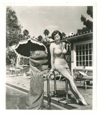 2s588 MARIE WINDSOR 8x9.25 news photo '54 in bikini by pool with Cecil the Sea Sick Sea Serpent!