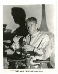 2s678 PAUL MUNI 8x10 still '30s great close up as a scientist working in his laboratory!