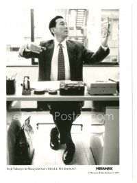 2s786 SHALL WE DANCE 8x10 still '96 great image of Koji Yakusho dancing at his desk!