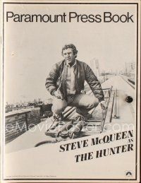 3a828 HUNTER pressbook '80 great image of bounty hunter Steve McQueen!