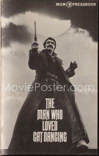 3a858 MAN WHO LOVED CAT DANCING pressbook '73 great full-length image of Burt Reynolds with gun!