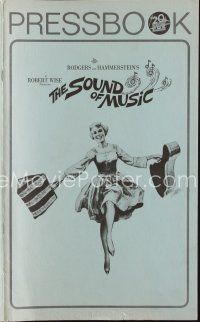 3a949 SOUND OF MUSIC pressbook R67 classic artwork of Julie Andrews & top cast by Howard Terpning!