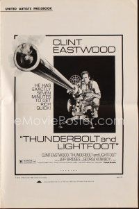 3a971 THUNDERBOLT & LIGHTFOOT pressbook '74 Jeff Bridges, Clint Eastwood with HUGE gun!