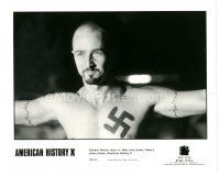 3c026 AMERICAN HISTORY X 8x10 still '98 best image of Edward Norton as skinhead neo-Nazi!
