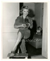 3c069 BARBARA BATES candid 8x10 still '54 playing with her camera on the set of Rhapsody!