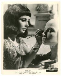 3c177 CLEOPATRA candid 8x10 still '64 c/u of Elizabeth Taylor putting makeup on mannequin head!
