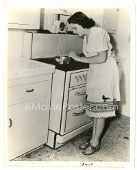 3c490 JUDY GARLAND 8x10 still '40 only 18 years old, making a meal in her kitchen at home!