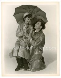3c002 SINGIN' IN THE RAIN 8x10 still '52 best image of Gene Kelly & Debbie Reynolds with umbrella!