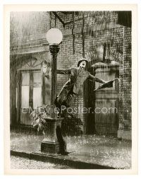 3c001 SINGIN' IN THE RAIN 8x10 still '52 best image of Gene Kelly singing on lamp post!