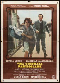 3d897 SPECIAL DAY Italian 1p '77 great image of Sophia Loren & Marcello Mastroianni!