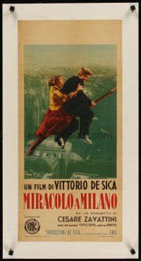 3k025 MIRACLE IN MILAN linen Italian locandina '51 Vittorio De Sica, cool fantasy flying image!
