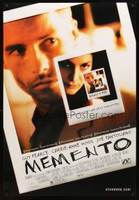 3z497 MEMENTO DS 1sh '01 Christopher Nolan, great Polaroid images of Guy Pearce & Carrie-Anne Moss!
