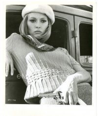 4b148 BONNIE & CLYDE 8x10 still '67 great close up of sexy Faye Dunaway with gun by car!