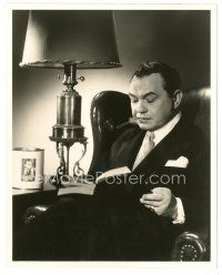 4b248 EDWARD G. ROBINSON deluxe 8x10 still '30s seated portrait smoking his pipe & reading book!