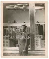 4b247 EDWARD G. ROBINSON 8x10 still '37 smiling at zeppelins in window from Thunder in the City!
