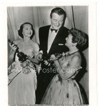 4b472 JOHN WAYNE 8x10 news photo '53 w/De Havilland & Gaynor, accepting Oscars for Cooper & Ford!
